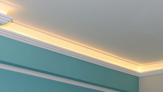 Stukkó díszléc meleg fehér LED szalaggal