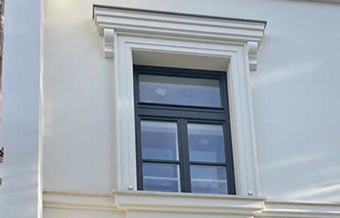 ablakkeretezés stukkóval homlokzatfelújítás után