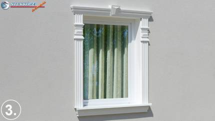 Díszes kültéri ablak stukkó sordíszekkel