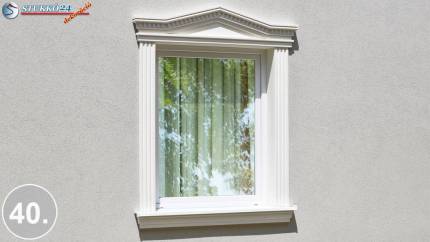Esztétikus ablakstukkó kültéri díszléccel és timpanonnal