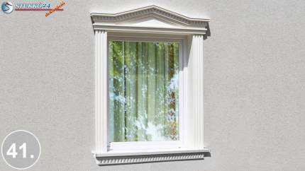Esztétikus ablakstukkó kültéri díszléccel és csúcsos timpanonnal