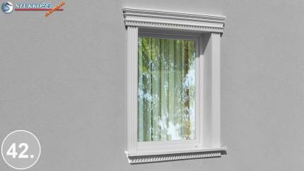 Esztétikus ablak körüli kiemelés kültéri díszléccel és timpanonnal