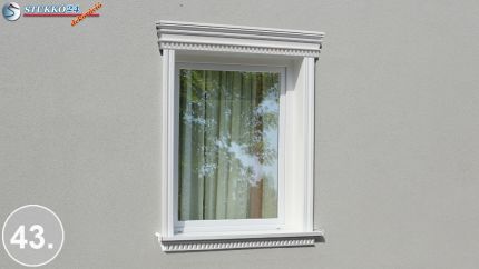 Igényes ablak körüli kiemelés kültéri díszléccel és timpanonnal