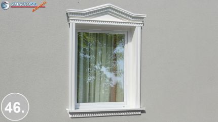 Ablakkeretezés farkasfog mintás ablakstukkóval