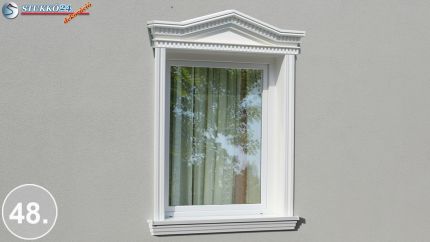 Impozáns ablak körüli kiemelés polisztirol stukkóval