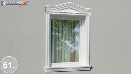 Látványos ablakstukkó klasszikus stílusban