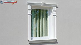 Ablakkeret ablak díszléccel és sordíszekkel