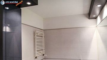 díszlécbe épített led spotok modern stílusú fürdőszobában