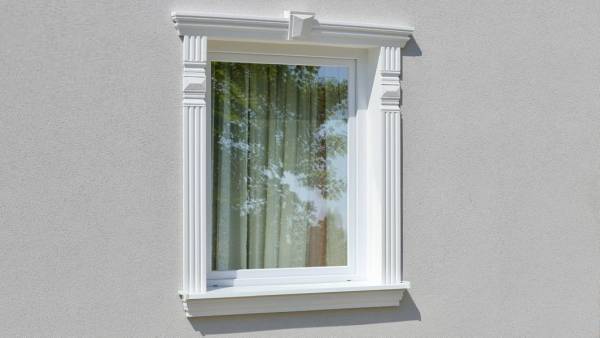 Komplett ablakkeretezés különböző kültéri stukkókkal és ékkővel