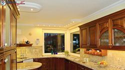 Direkt LED világítás stukkó díszlécbe építve konyhában