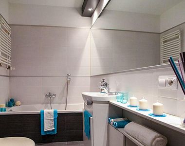 LED világítással fürdőszobában