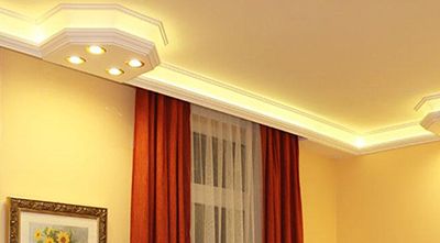 Hálószoba világítás stukkkó díszlécbe építhető LED szalagokkal és LED ízókkal