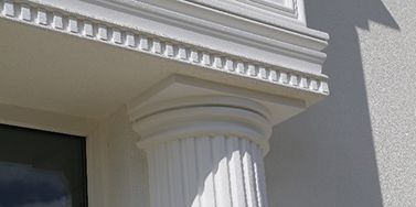 Homlokzatdíszítés oszlopfővel