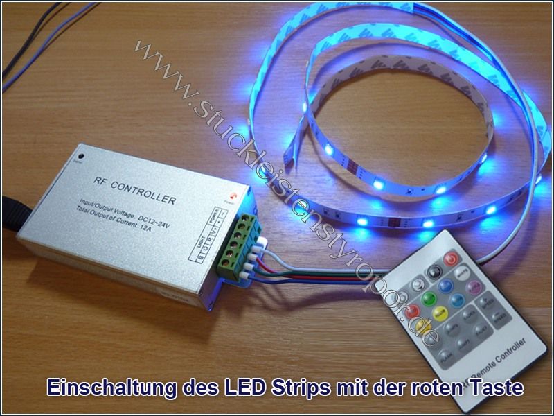 Kapcsolja be a LED kontroller dimmert a távirányító piros gombjával. A távirányító eleme alatt egy műanyag fólia helyezkedik el. Ezt távolítsa el.