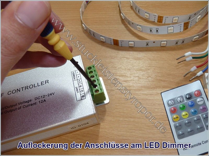 Csavarhúzóval lazítsa ki az RGB LED kontroller csavarjait.