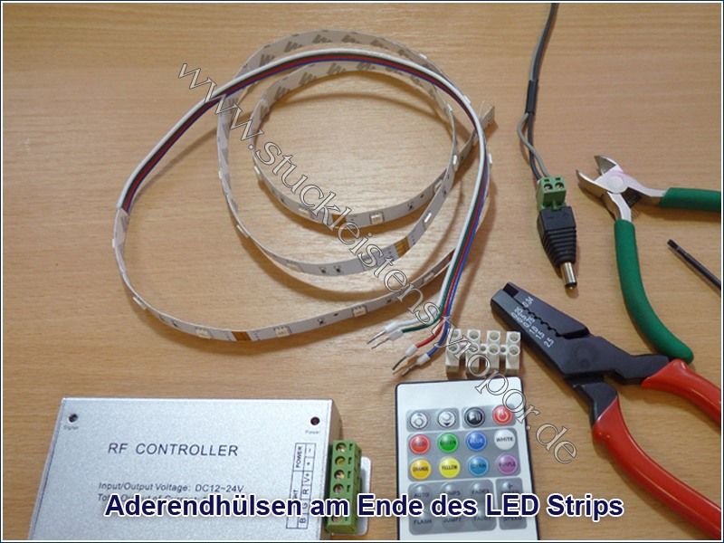Az RGB LED szalag egyik végén lévő csatlakozó kábel végére helyezze rá a tokokat.