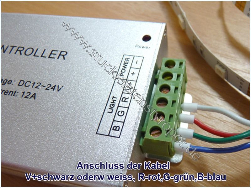 Kösse be az RGB LED szalag kábelét a jelzés szerint, mint a képen látja.