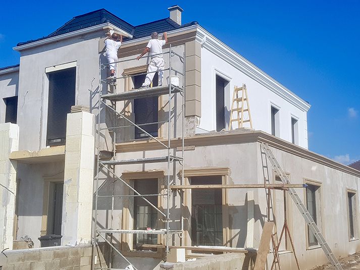 kültéri stukkó beépítése új építésű családi ház homlokzatára