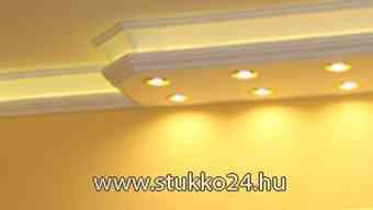 Mennyezeti világítás LED szalag és LED spotokkal stukkó díszlécben
