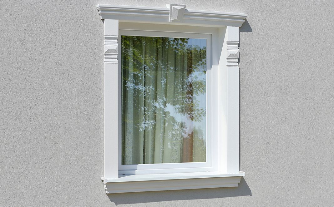 Díszes ablakkeret a Fót 123 kérgesített homlokzati díszléc, polisztirol stukkóval