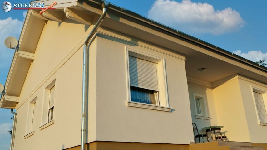 Egy stukkóminta – két méret, két lehetőség a kültéri épületdíszítéshez 